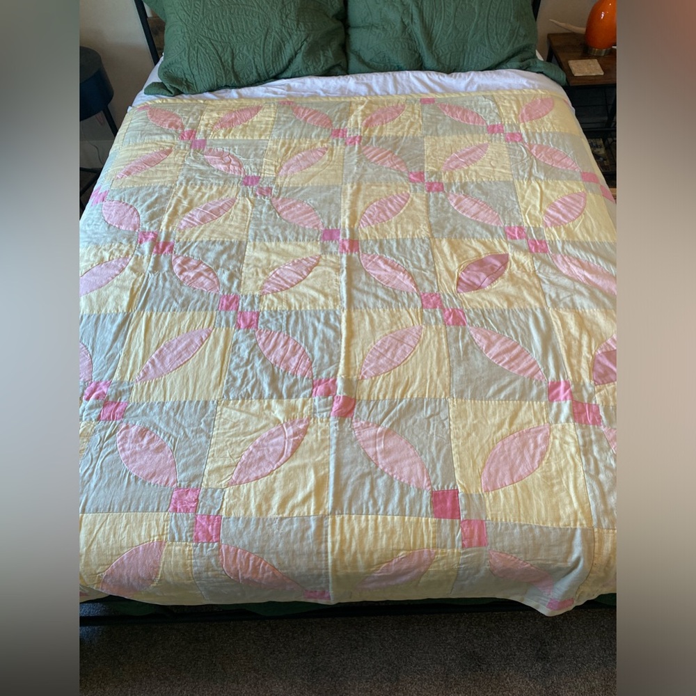 Elegant Pink and Cream Quilt Vintage 68”/77”